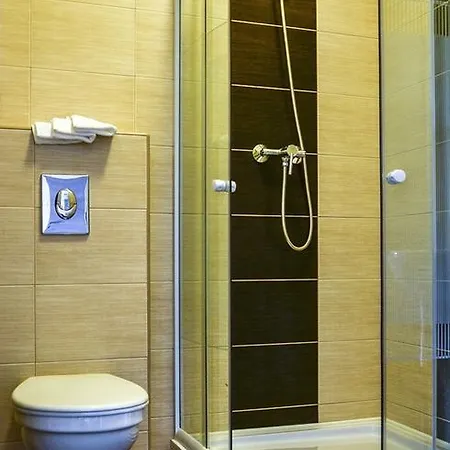 Guest house Pipacs Etterem Es Bisztro Gyorujbarat